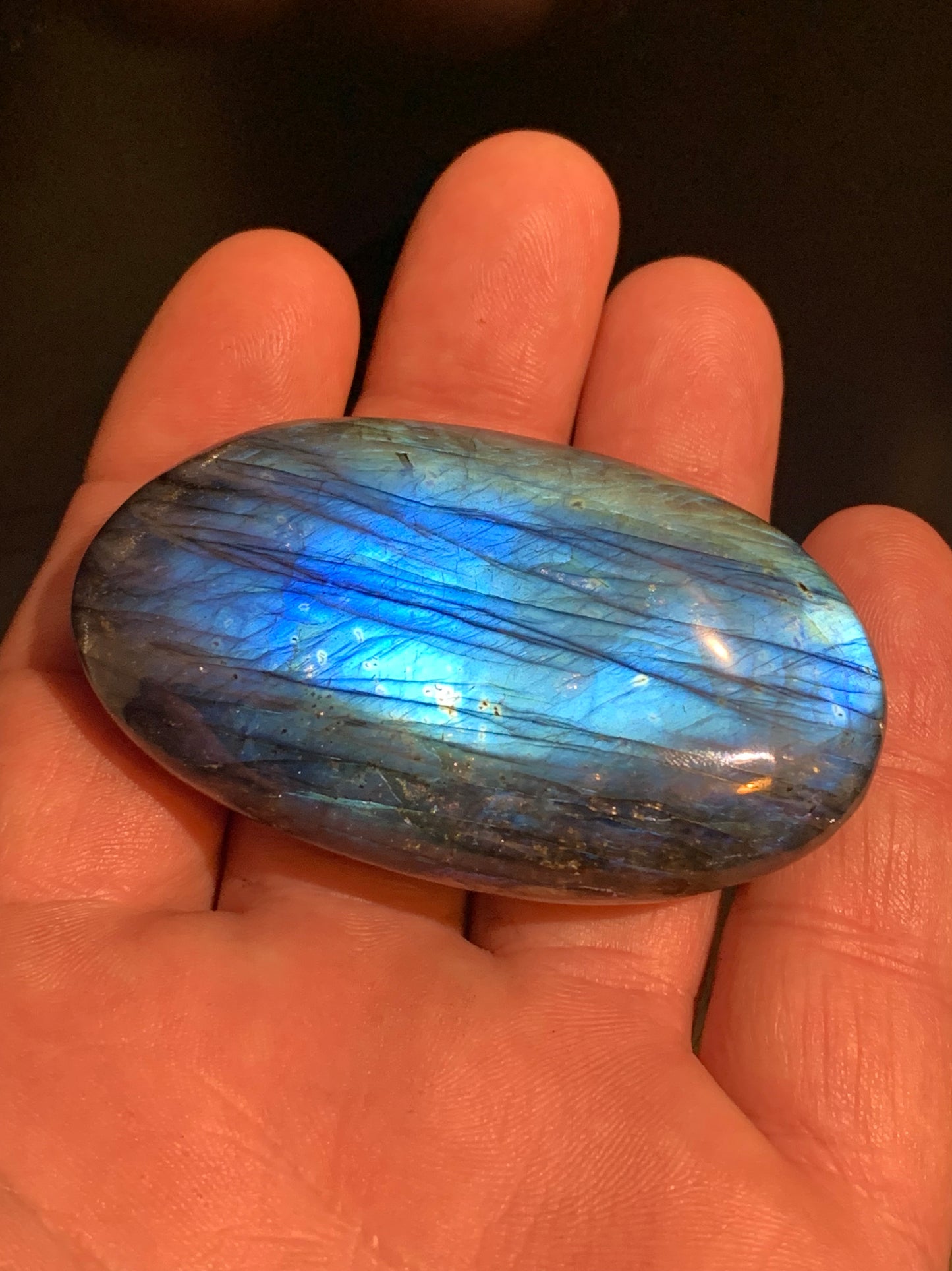 Labradorite, galet/ pierre plate - 67 x 40 x 20 mm - 80,9 gr. - parfait pour une pierre de massage !