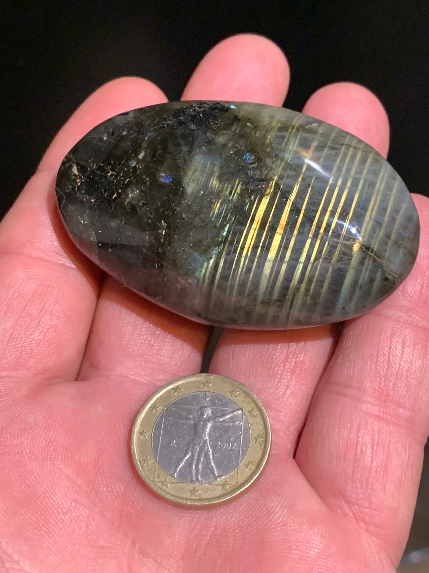 Labradorite, galet/ pierre plate - 65 x 41 x 21 mm - 84,6 gr. - parfait pour une pierre de massage !