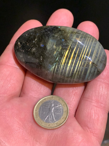 Labradorite, galet/ pierre plate - 65 x 41 x 21 mm - 84,6 gr. - parfait pour une pierre de massage !