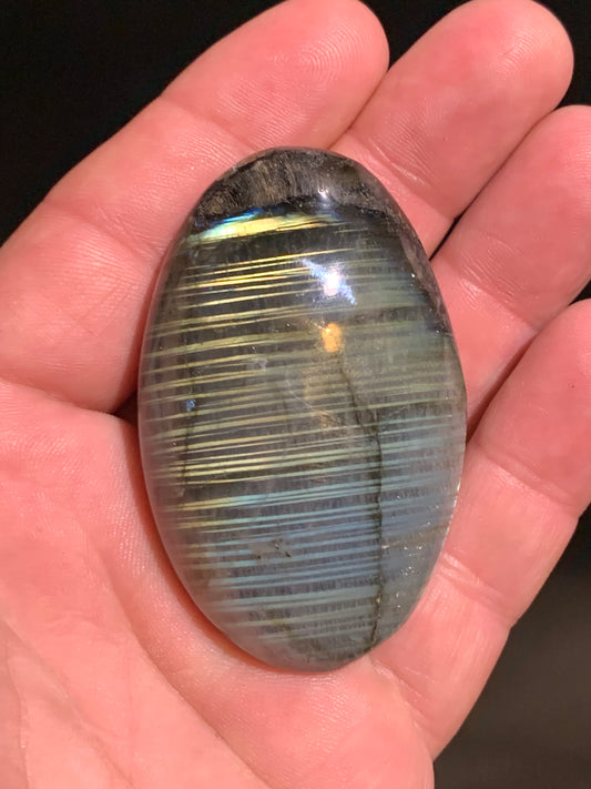 Labradorite, galet/ pierre plate - 65 x 41 x 21 mm - 84,6 gr. - parfait pour une pierre de massage !