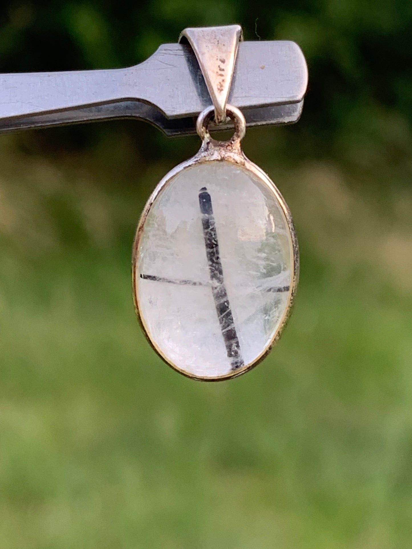 Cristal de roche/ quartz avec inclusions de tourmaline noire ! Pendentif en Argent, 28mm de hauteur x13 x7. Vendu avec cordon réglable de couleur noire !