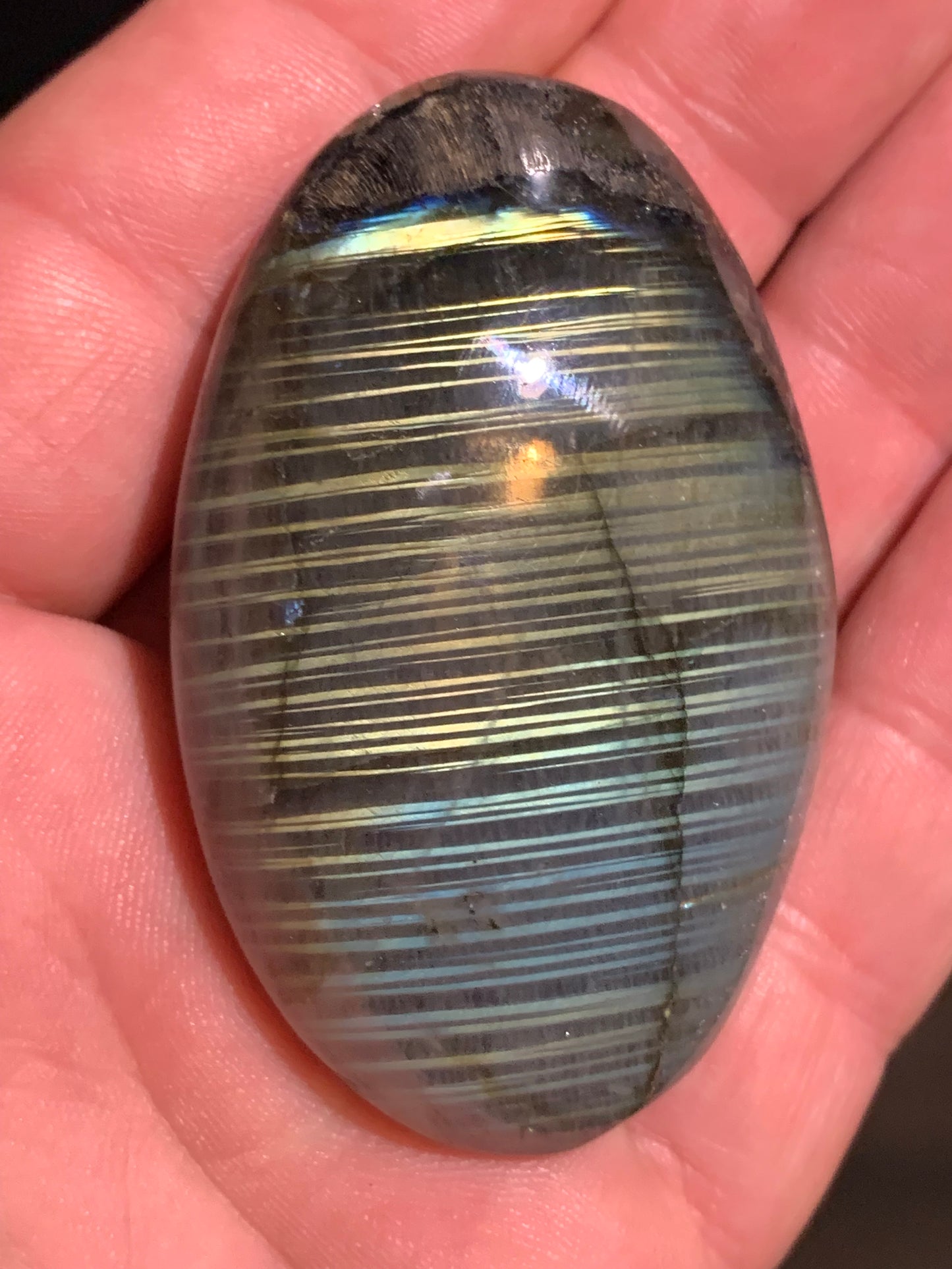 Labradorite, galet/ pierre plate - 65 x 41 x 21 mm - 84,6 gr. - parfait pour une pierre de massage !