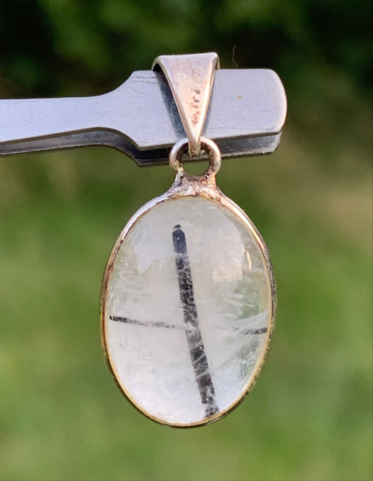 Cristal de roche/ quartz avec inclusions de tourmaline noire ! Pendentif en Argent, 28mm de hauteur x13 x7. Vendu avec cordon réglable de couleur noire !