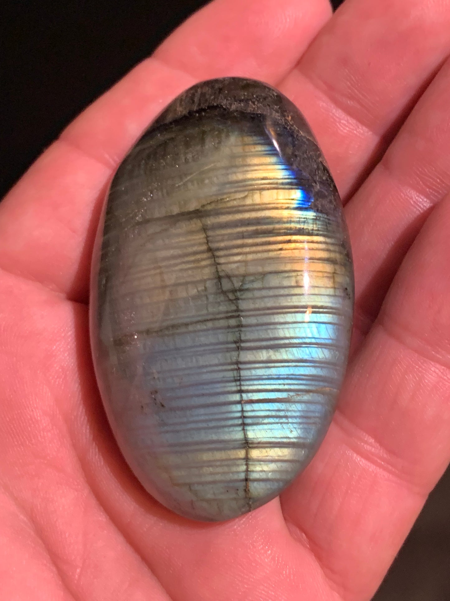 Labradorite, galet/ pierre plate - 65 x 41 x 21 mm - 84,6 gr. - parfait pour une pierre de massage !