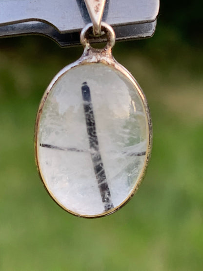 Cristal de roche/ quartz avec inclusions de tourmaline noire ! Pendentif en Argent, 28mm de hauteur x13 x7. Vendu avec cordon réglable de couleur noire !