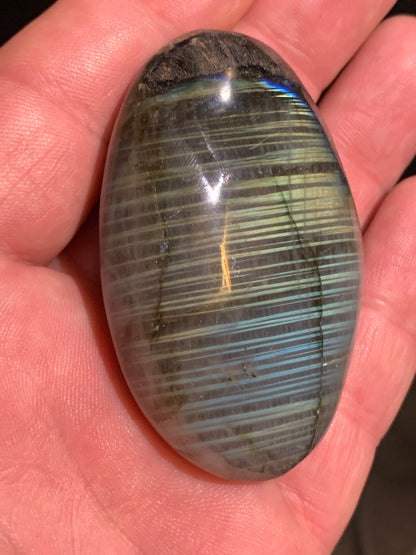 Labradorite, galet/ pierre plate - 65 x 41 x 21 mm - 84,6 gr. - parfait pour une pierre de massage !