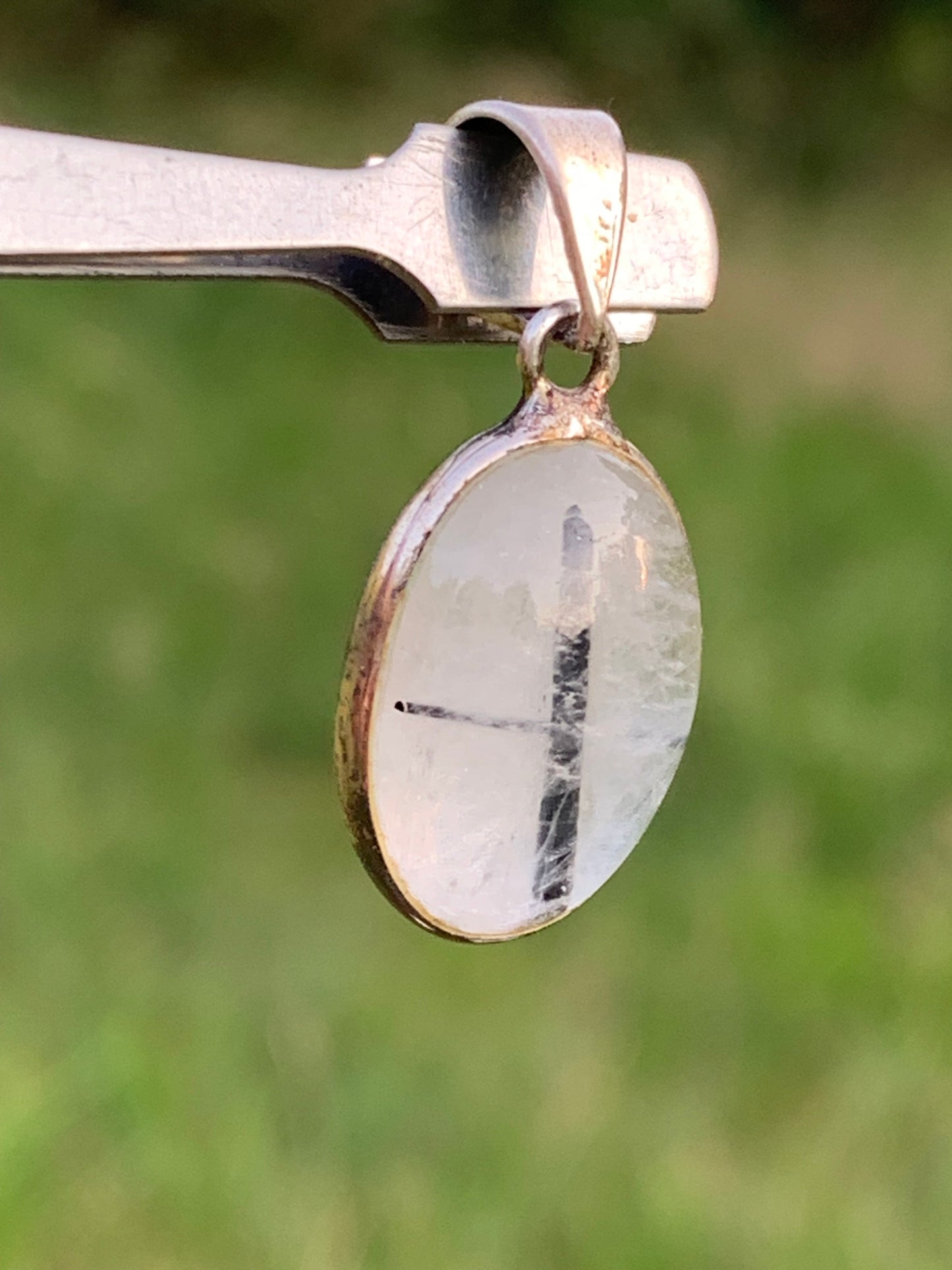 Cristal de roche/ quartz avec inclusions de tourmaline noire ! Pendentif en Argent, 28mm de hauteur x13 x7. Vendu avec cordon réglable de couleur noire !