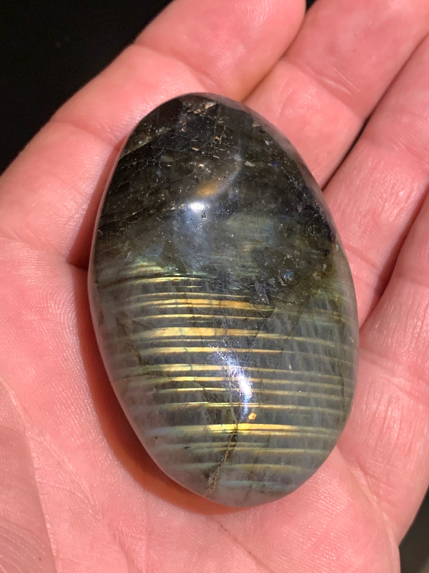 Labradorite, galet/ pierre plate - 65 x 41 x 21 mm - 84,6 gr. - parfait pour une pierre de massage !