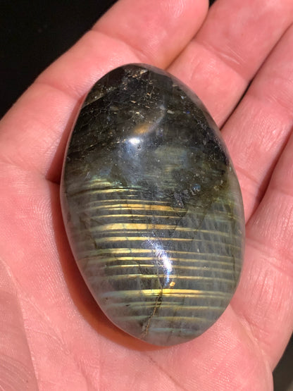 Labradorite, galet/ pierre plate - 65 x 41 x 21 mm - 84,6 gr. - parfait pour une pierre de massage !