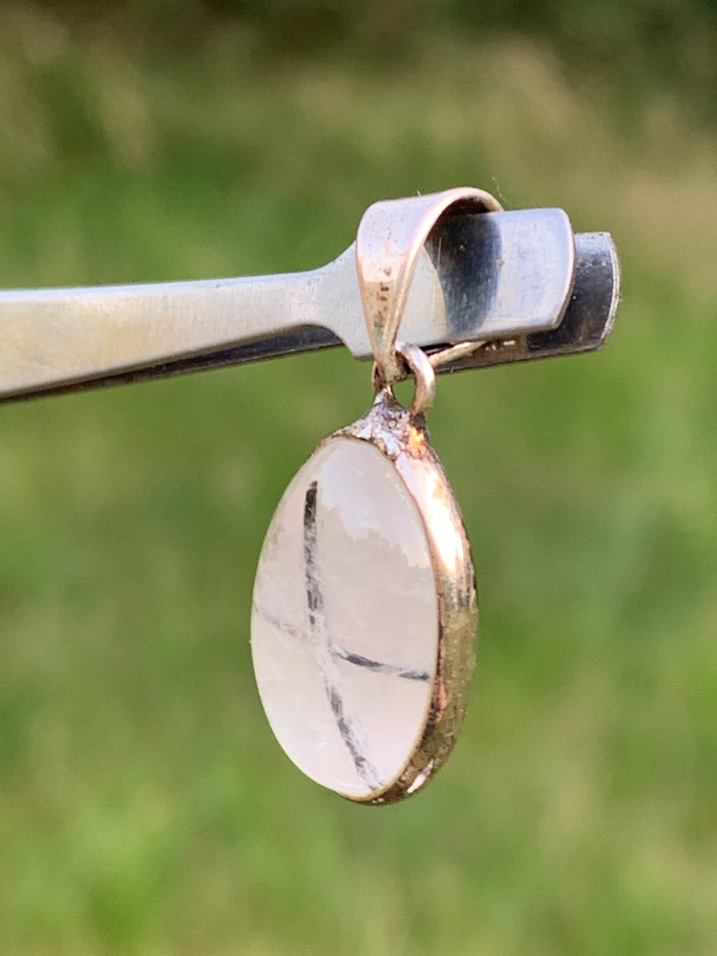 Cristal de roche/ quartz avec inclusions de tourmaline noire ! Pendentif en Argent, 28mm de hauteur x13 x7. Vendu avec cordon réglable de couleur noire !