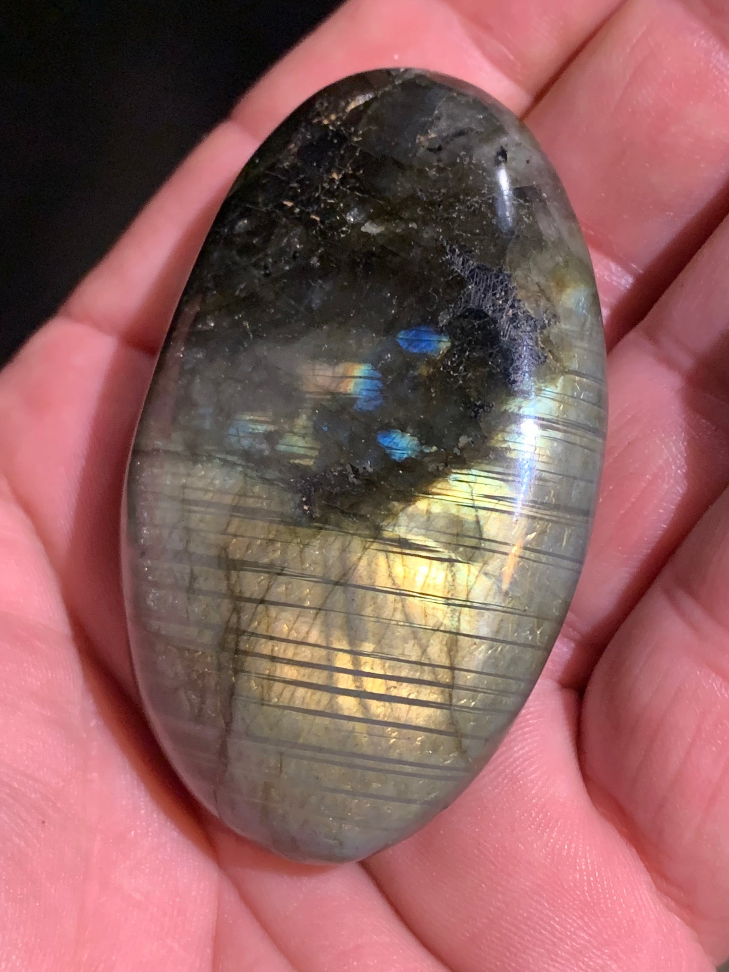 Labradorite, galet/ pierre plate - 65 x 41 x 21 mm - 84,6 gr. - parfait pour une pierre de massage !