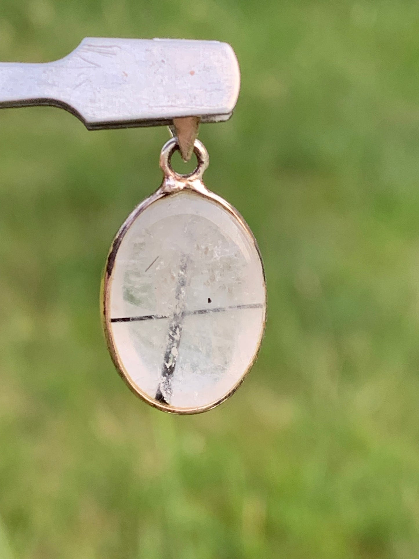 Cristal de roche/ quartz avec inclusions de tourmaline noire ! Pendentif en Argent, 28mm de hauteur x13 x7. Vendu avec cordon réglable de couleur noire !