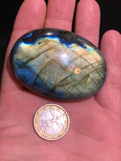 Labradorite, galet/ pierre plate - 65 x 47 x 20 mm - 94,3 gr. - parfait pour une pierre de massage !