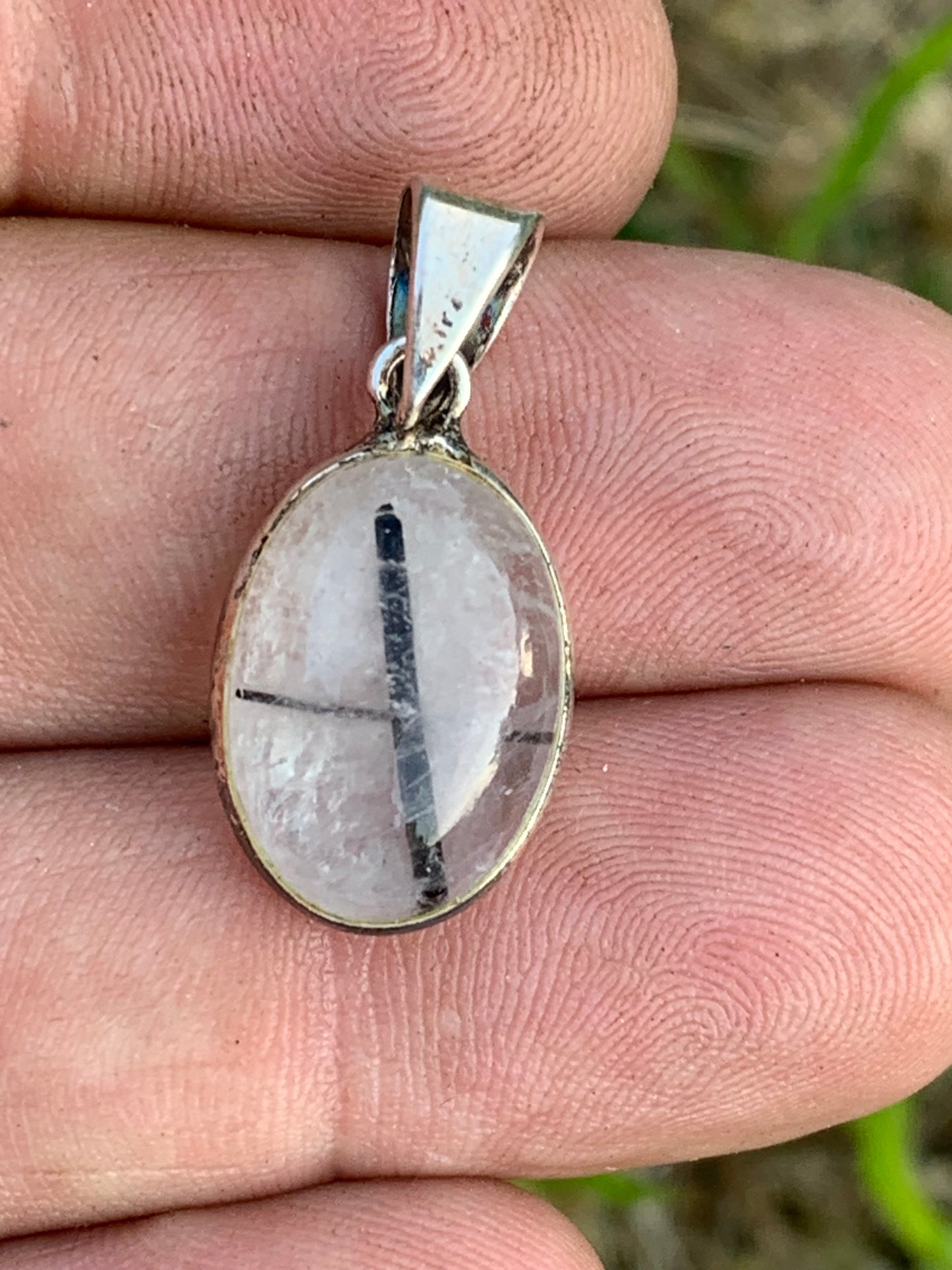 Cristal de roche/ quartz avec inclusions de tourmaline noire ! Pendentif en Argent, 28mm de hauteur x13 x7. Vendu avec cordon réglable de couleur noire !