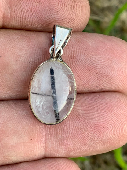 Cristal de roche/ quartz avec inclusions de tourmaline noire ! Pendentif en Argent, 28mm de hauteur x13 x7. Vendu avec cordon réglable de couleur noire !