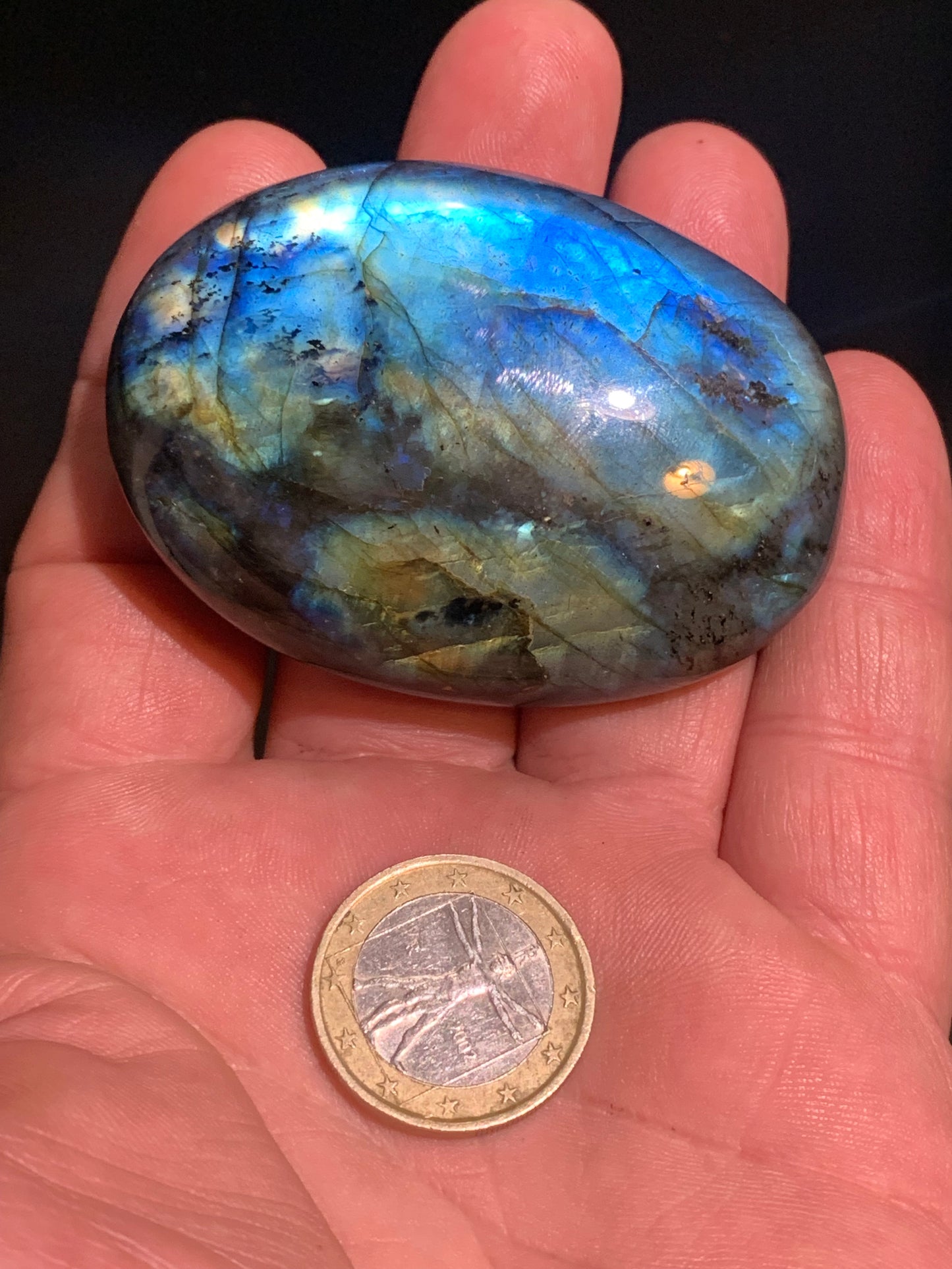 Labradorite, galet/ pierre plate - 65 x 47 x 20 mm - 94,3 gr. - parfait pour une pierre de massage !