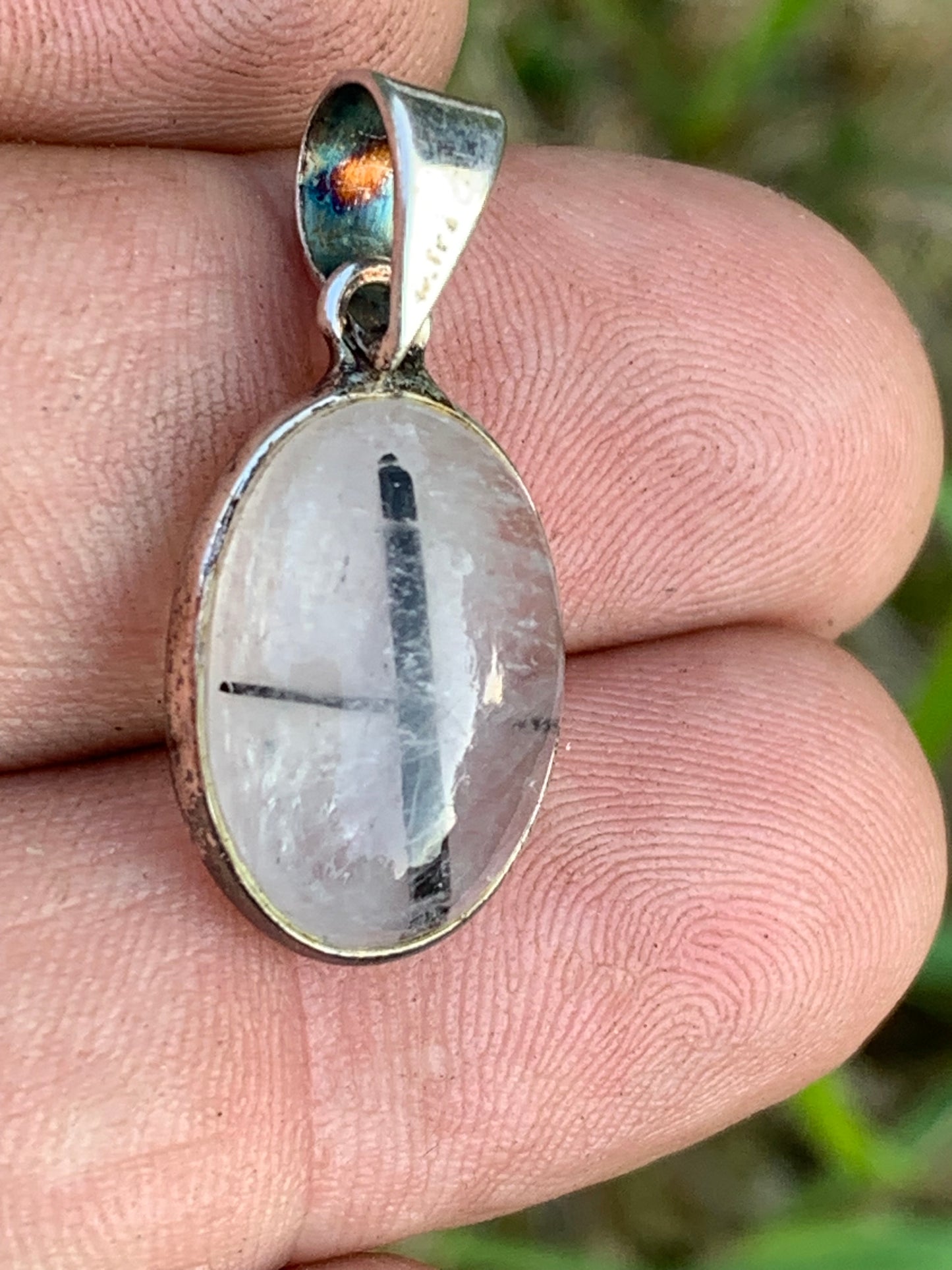 Cristal de roche/ quartz avec inclusions de tourmaline noire ! Pendentif en Argent, 28mm de hauteur x13 x7. Vendu avec cordon réglable de couleur noire !