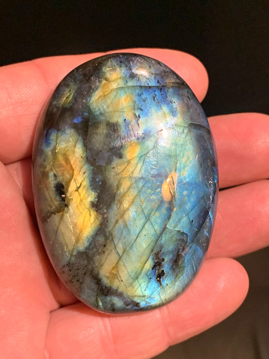 Labradorite, galet/ pierre plate - 65 x 47 x 20 mm - 94,3 gr. - parfait pour une pierre de massage !