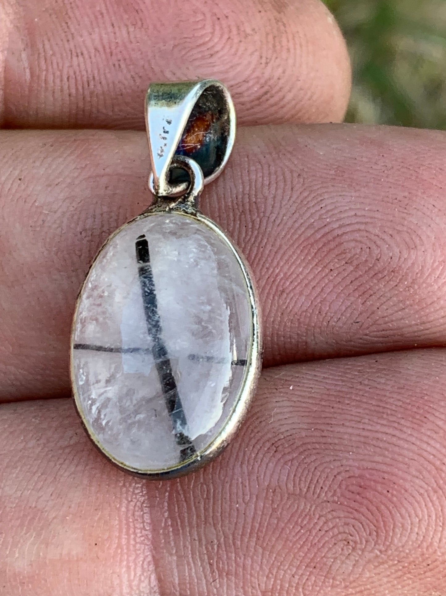 Cristal de roche/ quartz avec inclusions de tourmaline noire ! Pendentif en Argent, 28mm de hauteur x13 x7. Vendu avec cordon réglable de couleur noire !