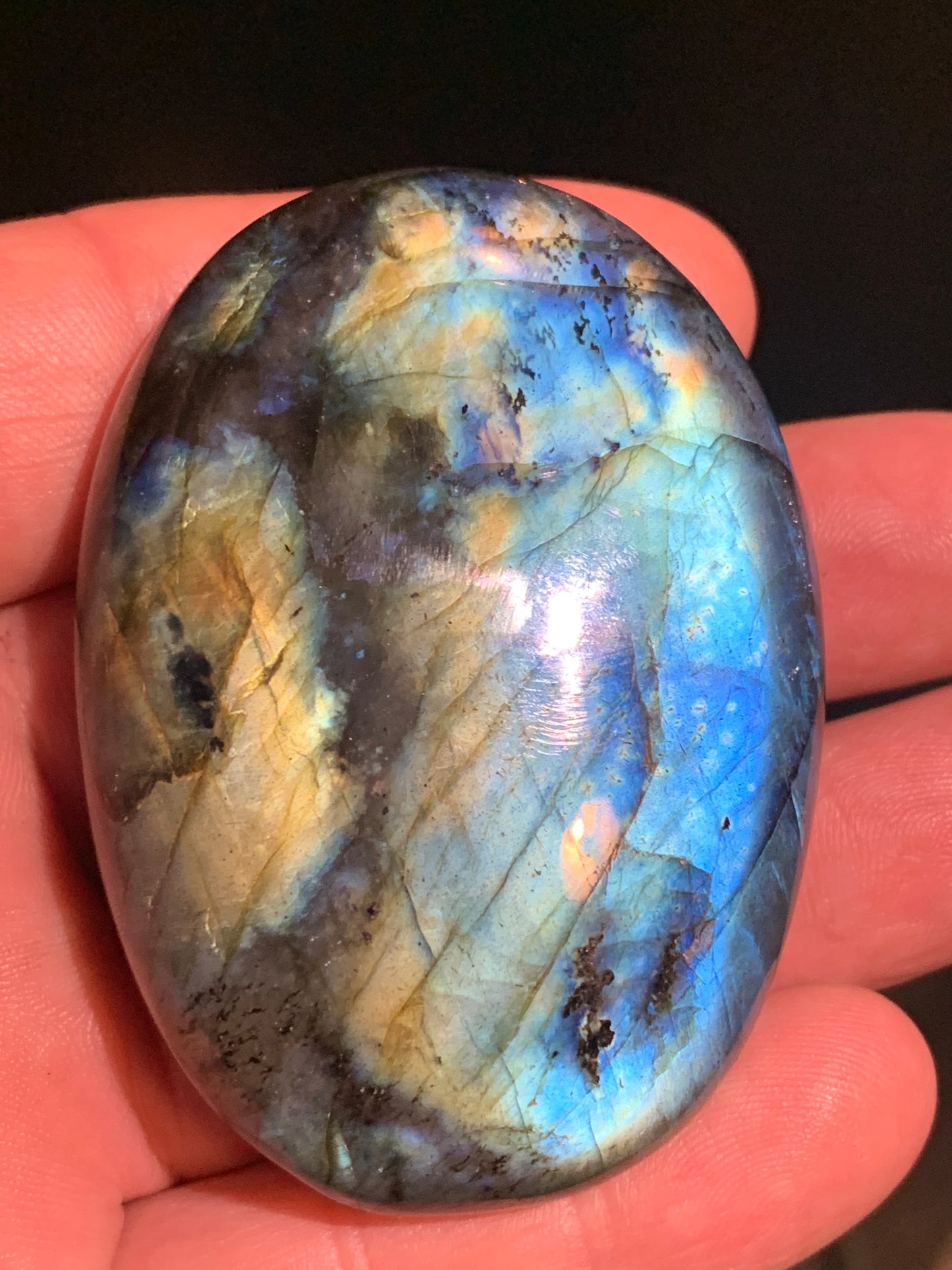 Labradorite, galet/ pierre plate - 65 x 47 x 20 mm - 94,3 gr. - parfait pour une pierre de massage !