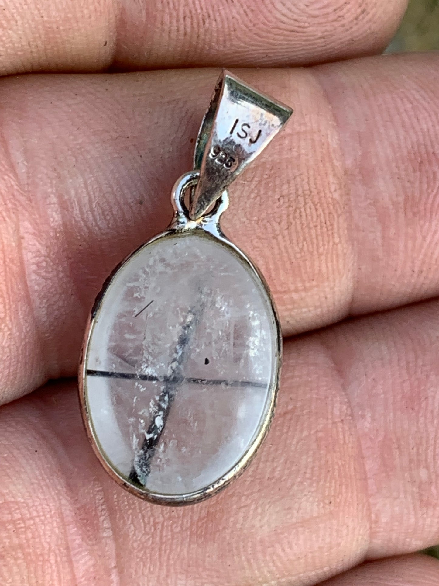 Cristal de roche/ quartz avec inclusions de tourmaline noire ! Pendentif en Argent, 28mm de hauteur x13 x7. Vendu avec cordon réglable de couleur noire !