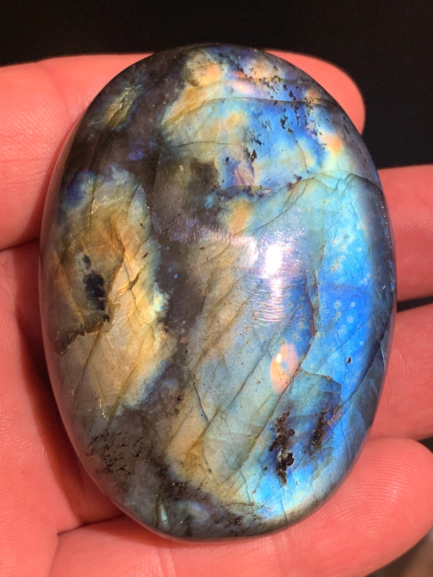 Labradorite, galet/ pierre plate - 65 x 47 x 20 mm - 94,3 gr. - parfait pour une pierre de massage !