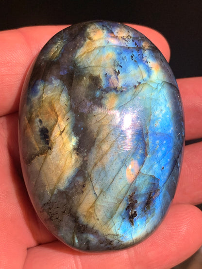 Labradorite, galet/ pierre plate - 65 x 47 x 20 mm - 94,3 gr. - parfait pour une pierre de massage !