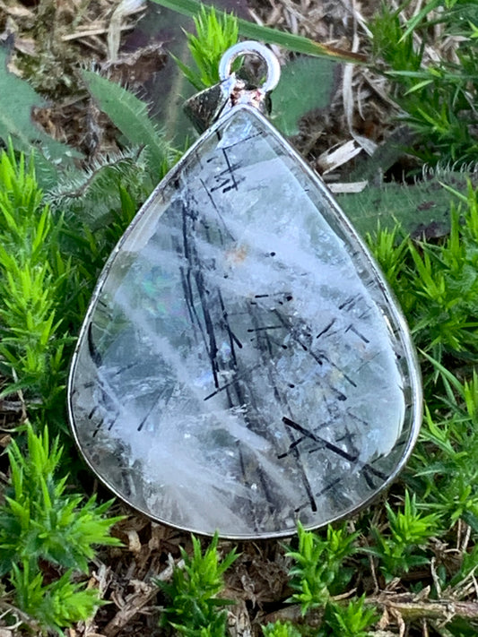 Cristal de roche/ quartz avec inclusions de tourmaline noire ! Pendentif en Argent, 48mm de hauteur x30 x7. Vendu avec cordon réglable de couleur noire !