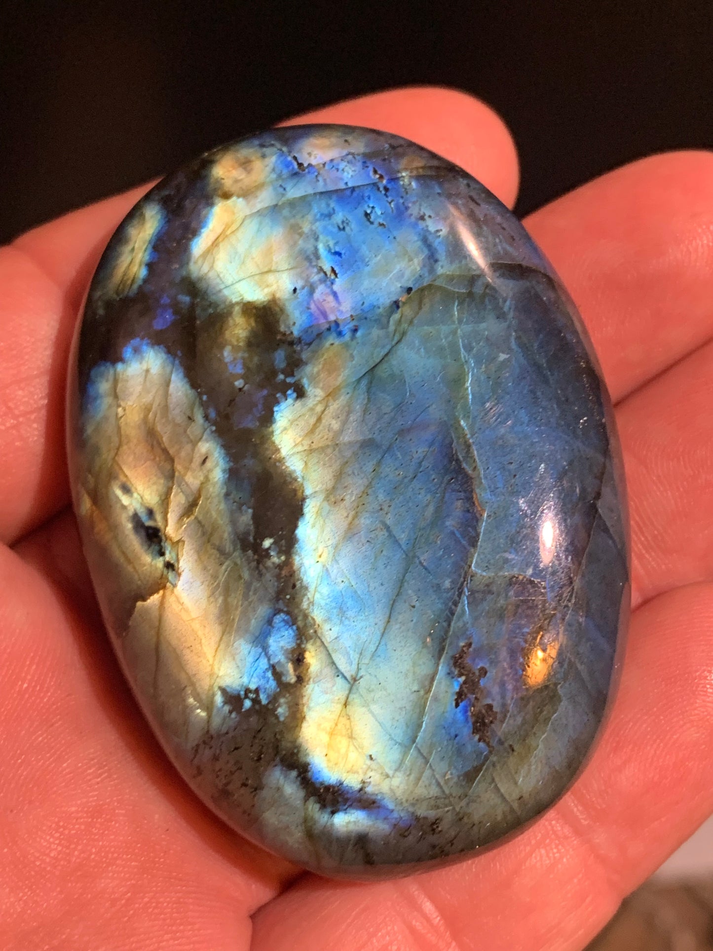 Labradorite, galet/ pierre plate - 65 x 47 x 20 mm - 94,3 gr. - parfait pour une pierre de massage !