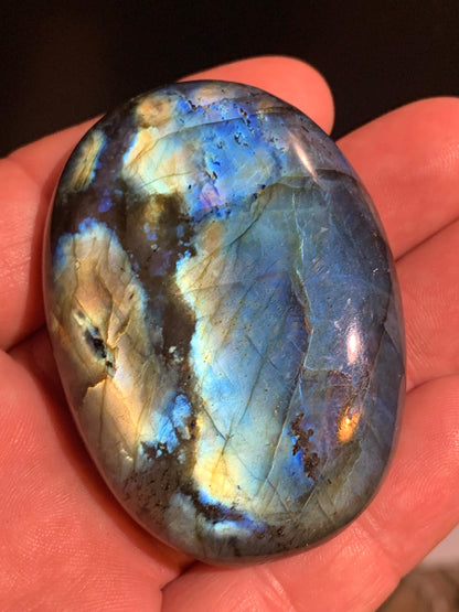 Labradorite, galet/ pierre plate - 65 x 47 x 20 mm - 94,3 gr. - parfait pour une pierre de massage !