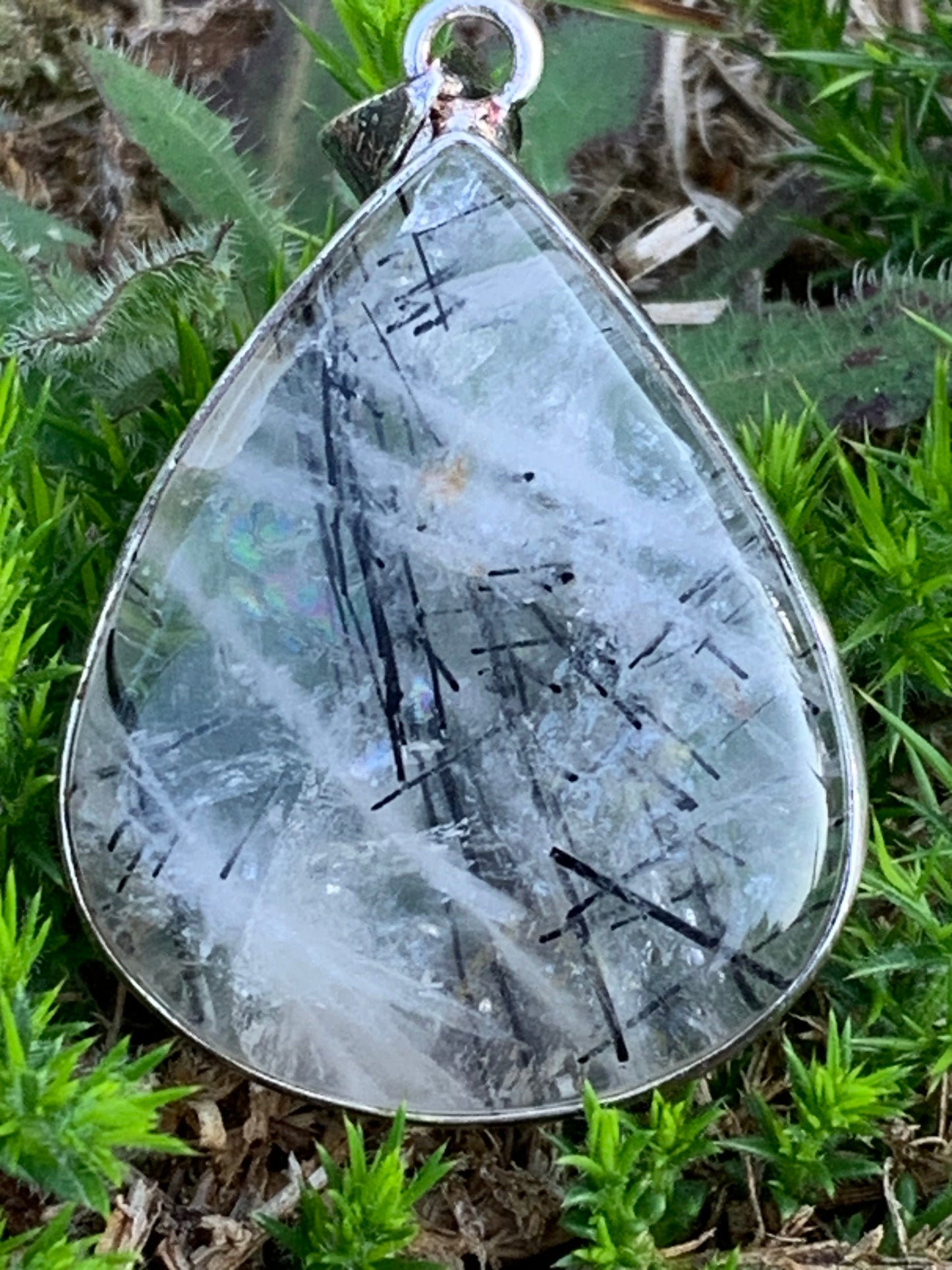 Cristal de roche/ quartz avec inclusions de tourmaline noire ! Pendentif en Argent, 48mm de hauteur x30 x7. Vendu avec cordon réglable de couleur noire !
