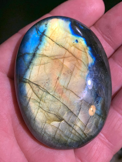 Labradorite, galet/ pierre plate - 65 x 47 x 20 mm - 94,3 gr. - parfait pour une pierre de massage !