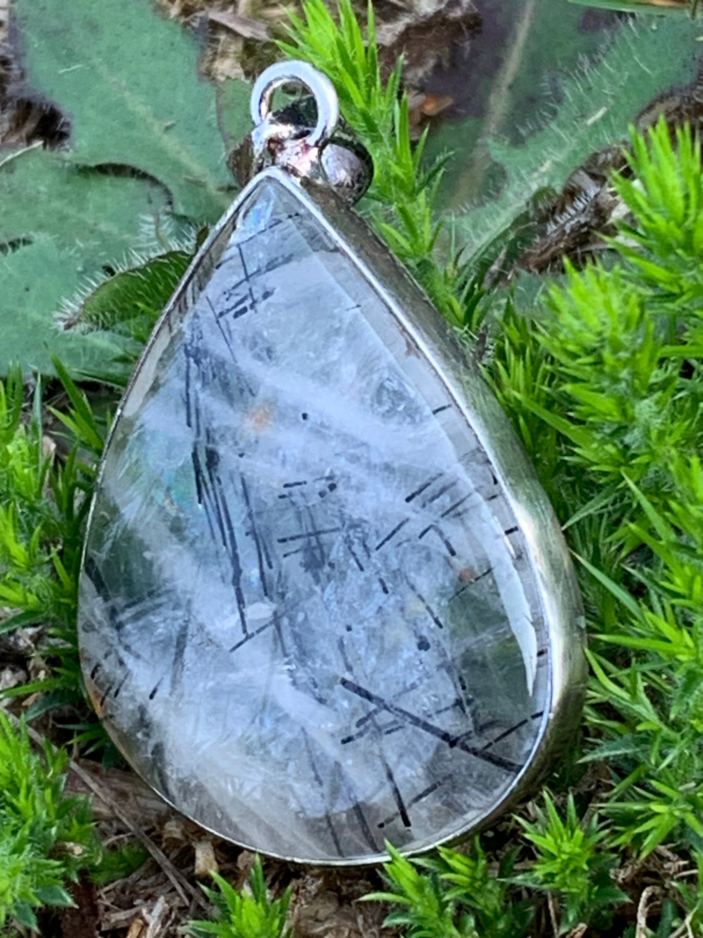 Cristal de roche/ quartz avec inclusions de tourmaline noire ! Pendentif en Argent, 48mm de hauteur x30 x7. Vendu avec cordon réglable de couleur noire !
