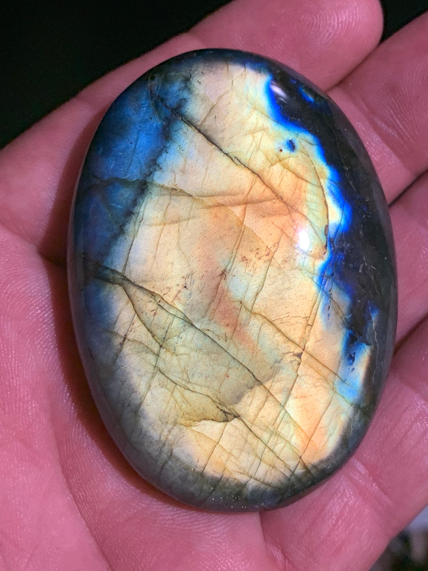 Labradorite, galet/ pierre plate - 65 x 47 x 20 mm - 94,3 gr. - parfait pour une pierre de massage !