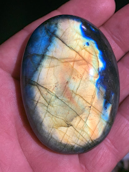 Labradorite, galet/ pierre plate - 65 x 47 x 20 mm - 94,3 gr. - parfait pour une pierre de massage !