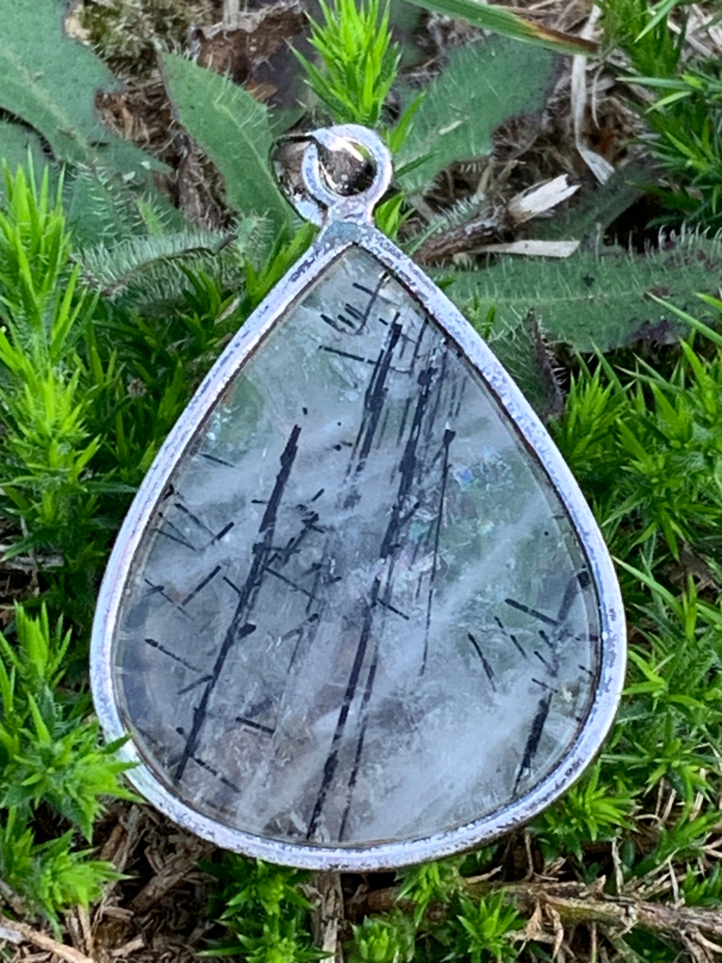 Cristal de roche/ quartz avec inclusions de tourmaline noire ! Pendentif en Argent, 48mm de hauteur x30 x7. Vendu avec cordon réglable de couleur noire !
