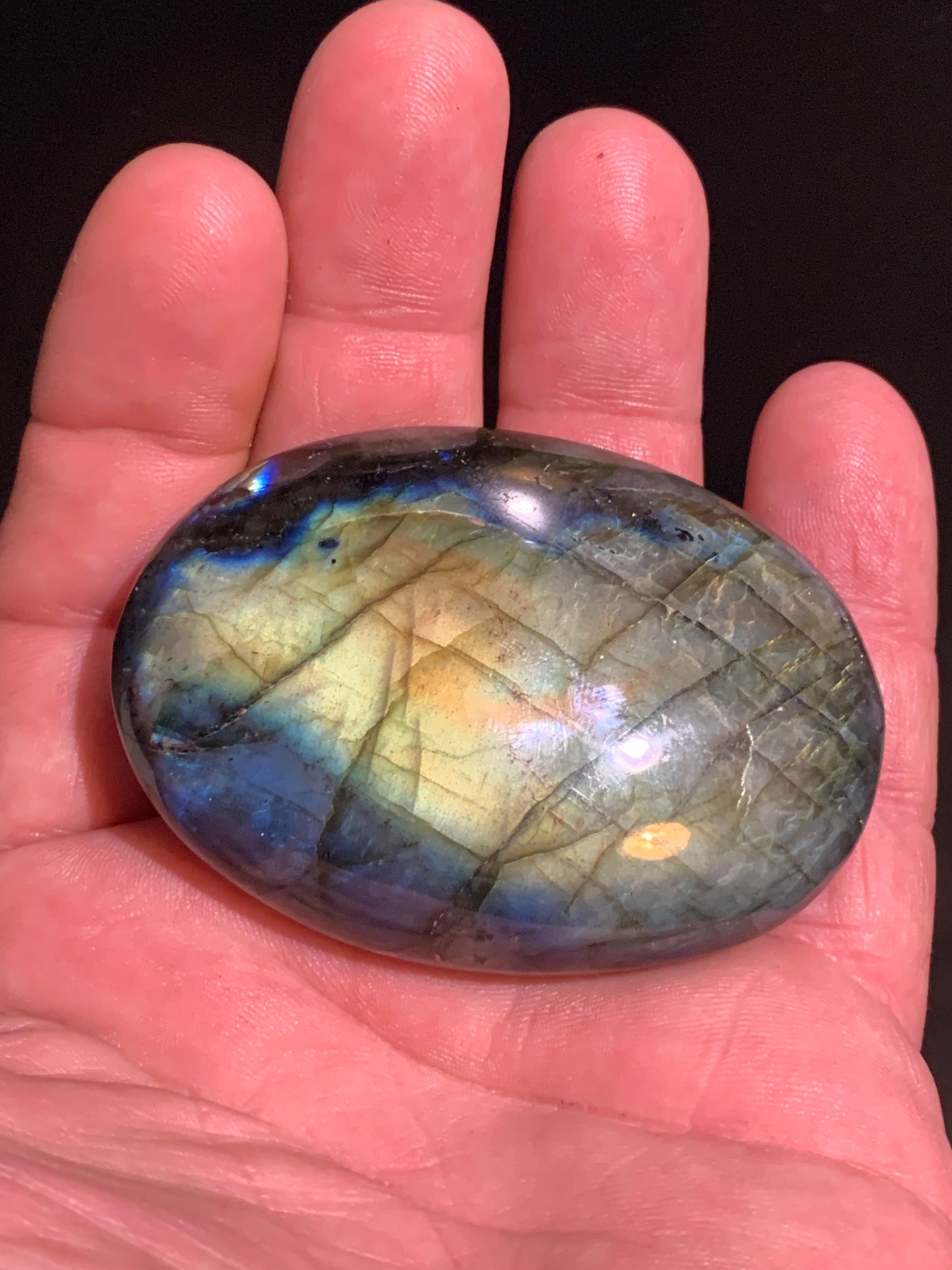Labradorite, galet/ pierre plate - 65 x 47 x 20 mm - 94,3 gr. - parfait pour une pierre de massage !