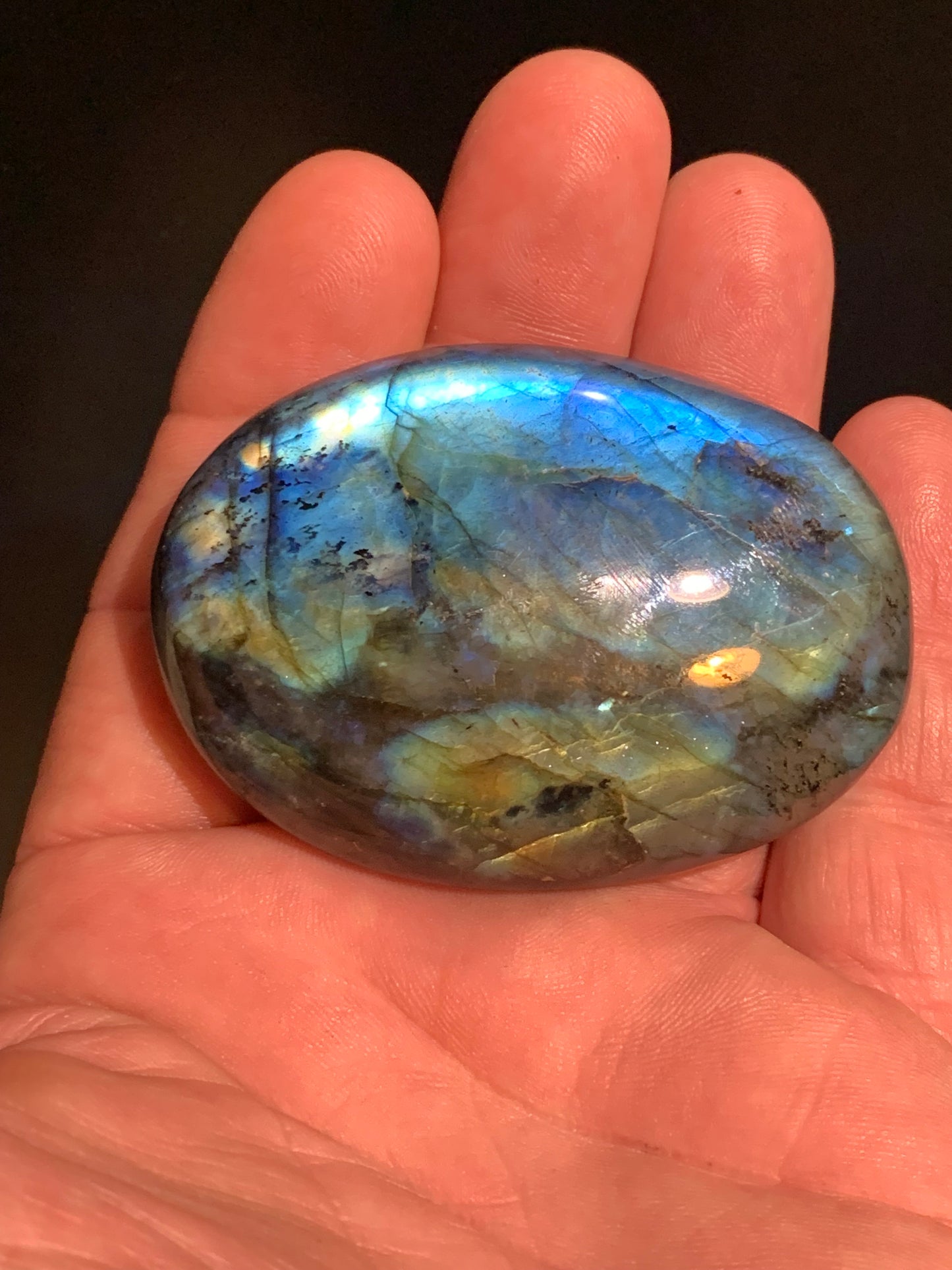 Labradorite, galet/ pierre plate - 65 x 47 x 20 mm - 94,3 gr. - parfait pour une pierre de massage !