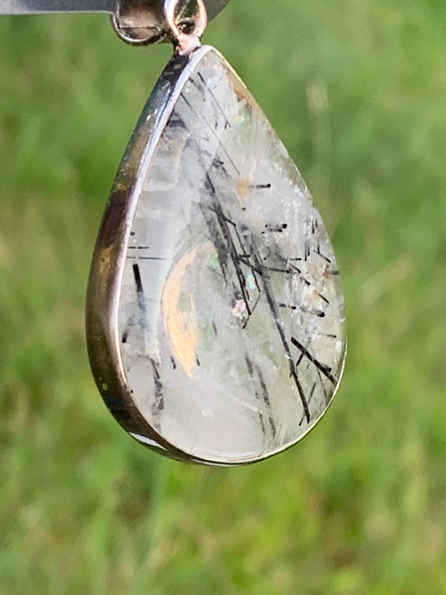 Cristal de roche/ quartz avec inclusions de tourmaline noire ! Pendentif en Argent, 48mm de hauteur x30 x7. Vendu avec cordon réglable de couleur noire !