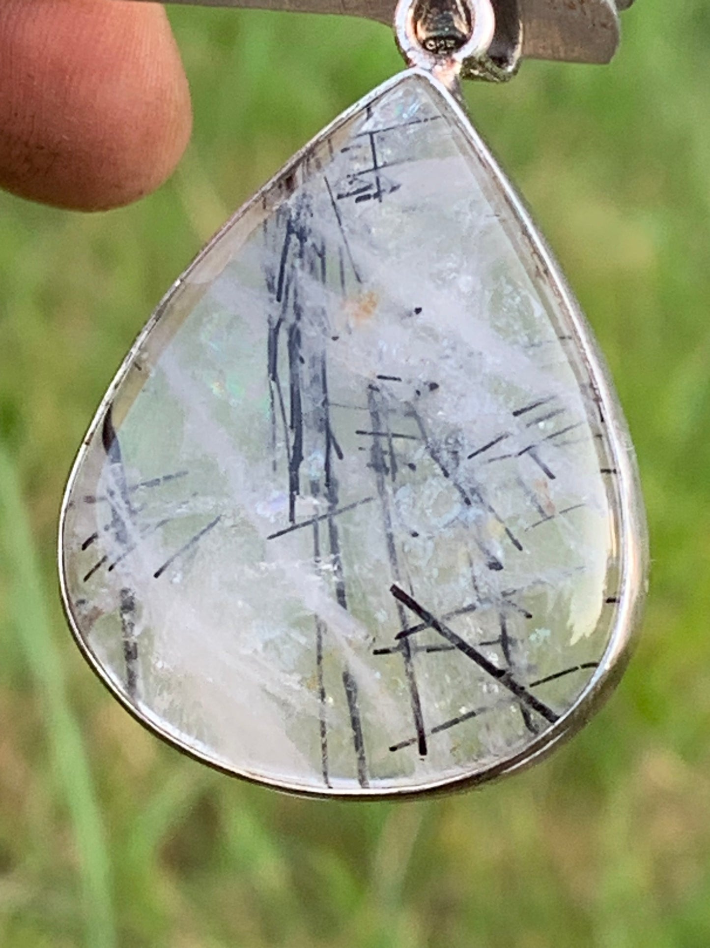 Cristal de roche/ quartz avec inclusions de tourmaline noire ! Pendentif en Argent, 48mm de hauteur x30 x7. Vendu avec cordon réglable de couleur noire !