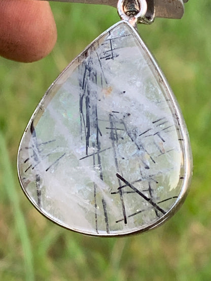 Cristal de roche/ quartz avec inclusions de tourmaline noire ! Pendentif en Argent, 48mm de hauteur x30 x7. Vendu avec cordon réglable de couleur noire !