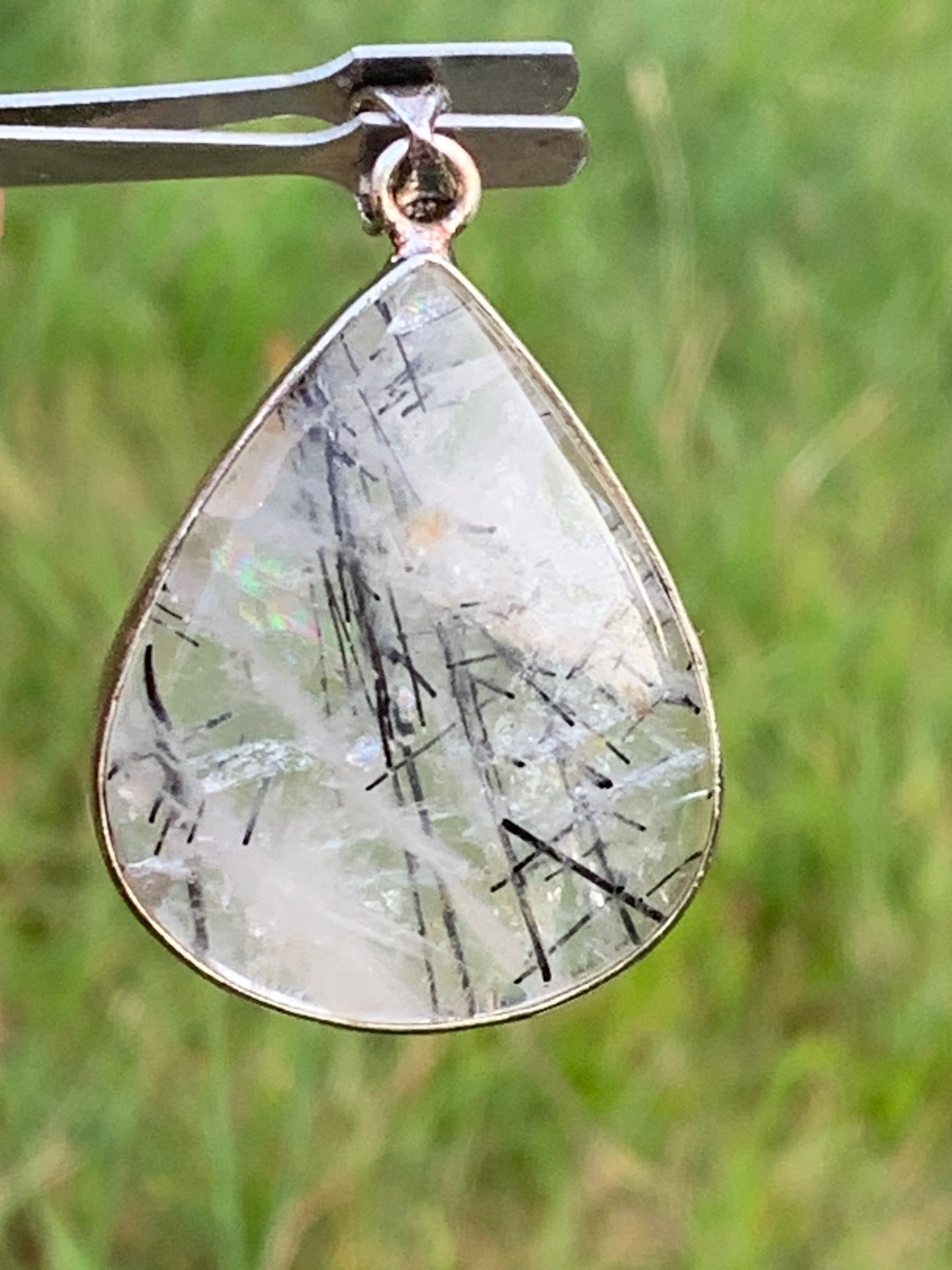 Cristal de roche/ quartz avec inclusions de tourmaline noire ! Pendentif en Argent, 48mm de hauteur x30 x7. Vendu avec cordon réglable de couleur noire !