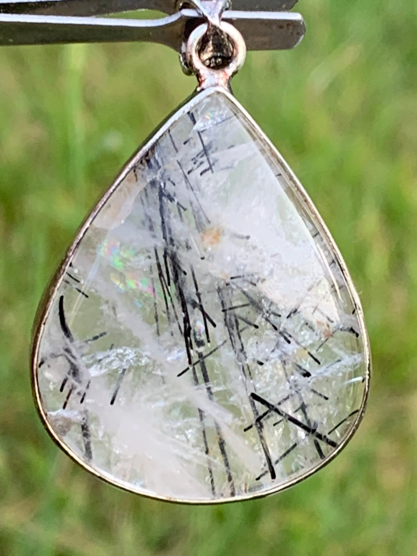 Cristal de roche/ quartz avec inclusions de tourmaline noire ! Pendentif en Argent, 48mm de hauteur x30 x7. Vendu avec cordon réglable de couleur noire !