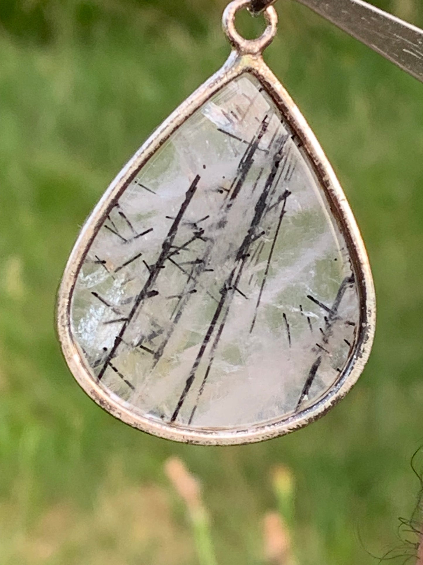 Cristal de roche/ quartz avec inclusions de tourmaline noire ! Pendentif en Argent, 48mm de hauteur x30 x7. Vendu avec cordon réglable de couleur noire !