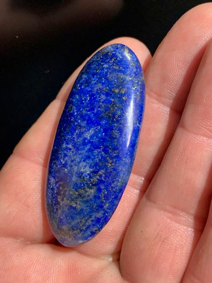 Lapis lazuli, pebble/flat stone of 64 x 24 x 12 mm - 23.7 gr. - Quality AA to AAA
