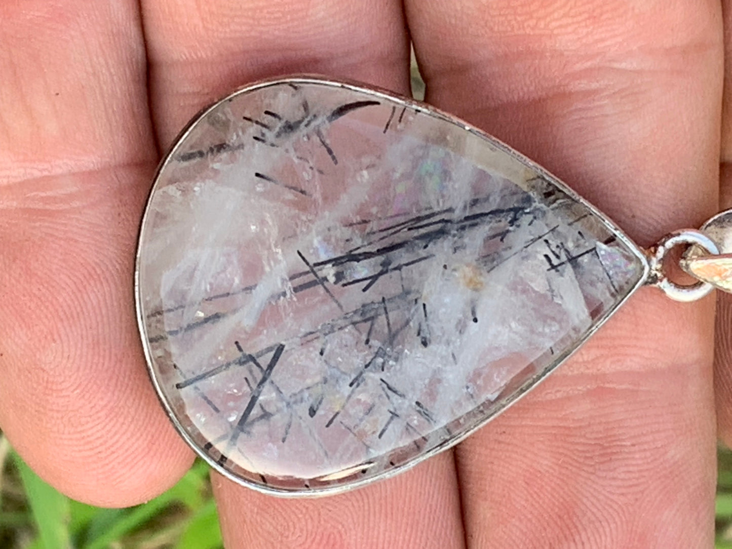 Cristal de roche/ quartz avec inclusions de tourmaline noire ! Pendentif en Argent, 48mm de hauteur x30 x7. Vendu avec cordon réglable de couleur noire !