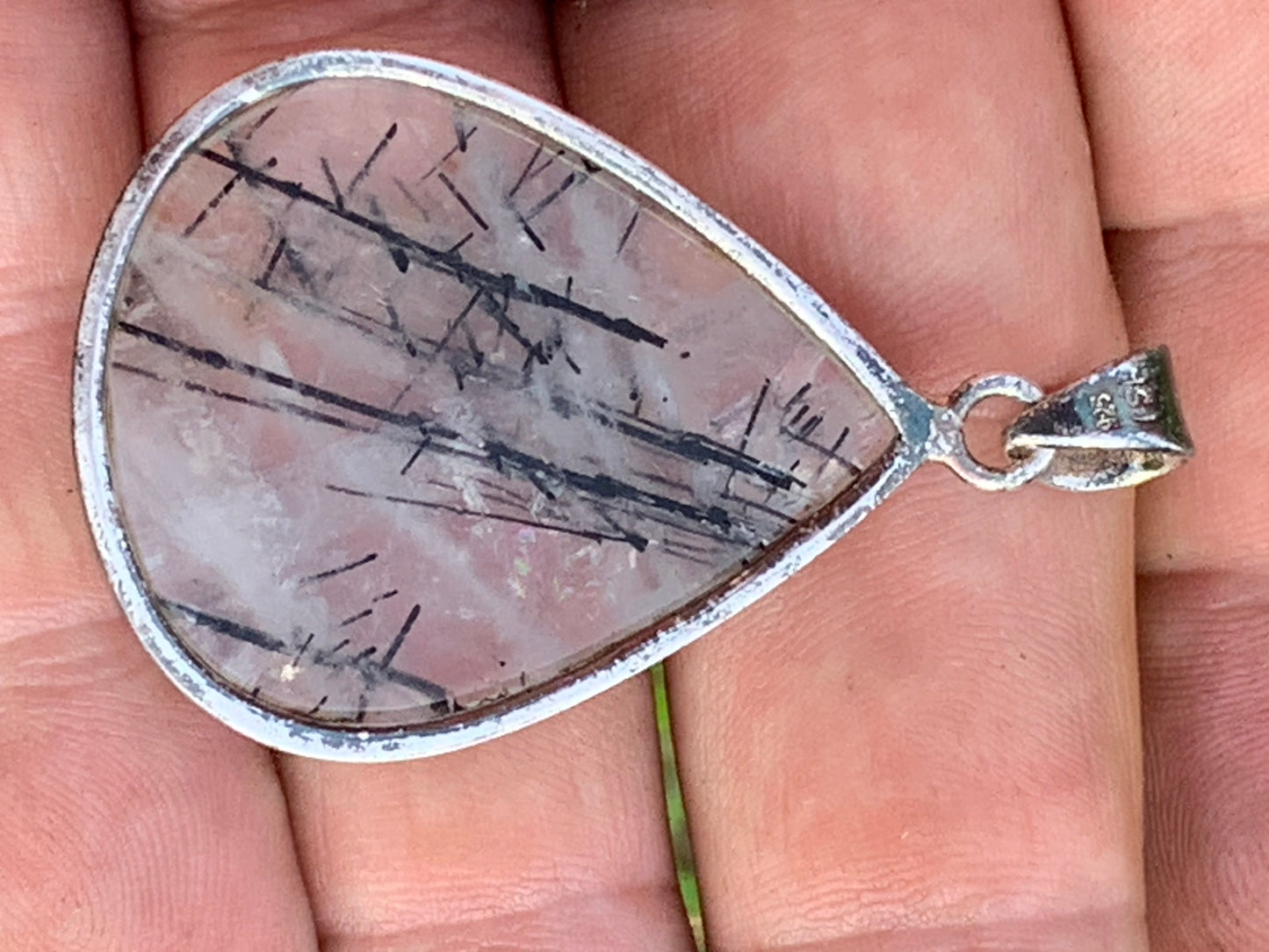 Cristal de roche/ quartz avec inclusions de tourmaline noire ! Pendentif en Argent, 48mm de hauteur x30 x7. Vendu avec cordon réglable de couleur noire !