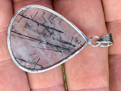 Cristal de roche/ quartz avec inclusions de tourmaline noire ! Pendentif en Argent, 48mm de hauteur x30 x7. Vendu avec cordon réglable de couleur noire !