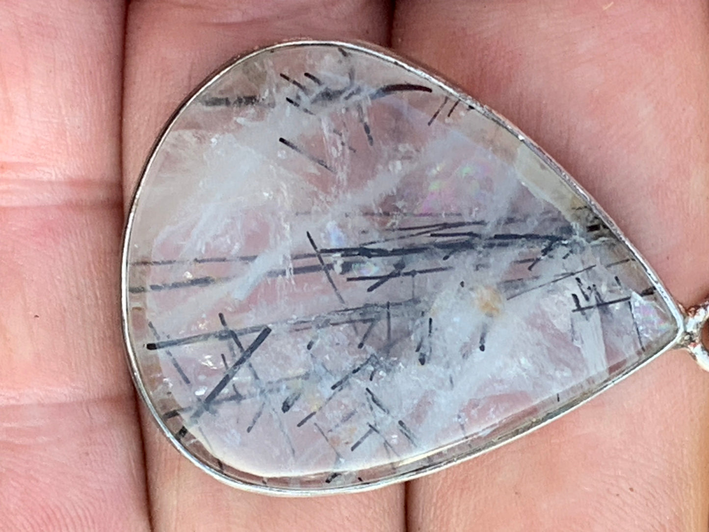 Cristal de roche/ quartz avec inclusions de tourmaline noire ! Pendentif en Argent, 48mm de hauteur x30 x7. Vendu avec cordon réglable de couleur noire !