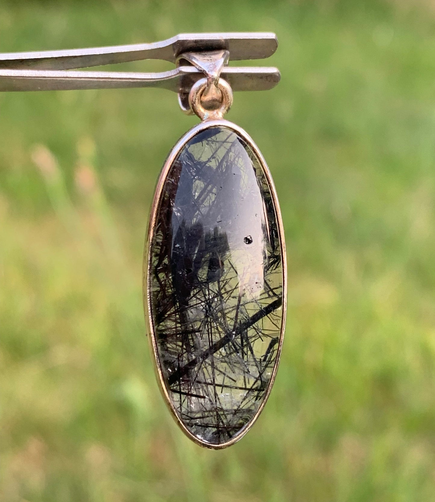 Cristal de roche/ quartz avec inclusions de tourmaline noire ! Pendentif en Argent, 45mm de hauteur x15 x8. Vendu avec cordon réglable de couleur noire !